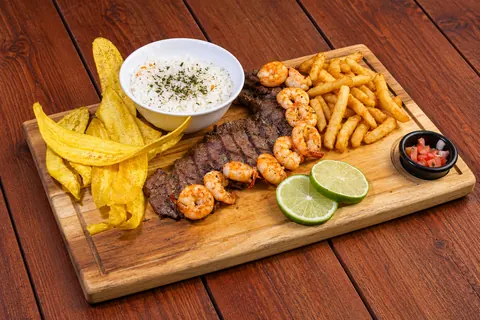 Churrasco con Chimichurri y Camarones al Ajillo