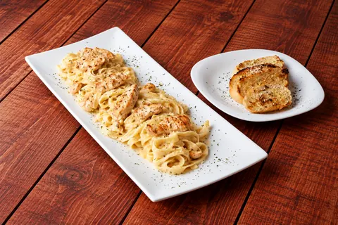 Pasta Alfredo con Filete de Pollo